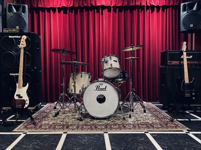 studio moduul（モジュール）（Pearlのドラムとアンプのある部屋）