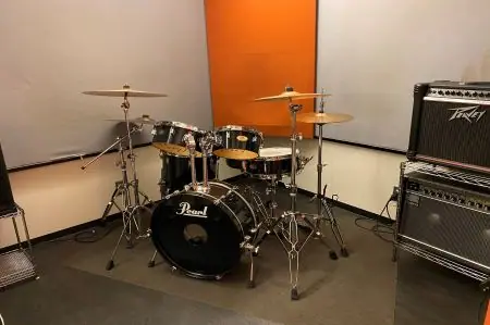 STUDIO MUSIC CITY：ドラムとアンプのある練習室