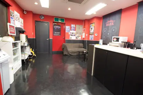 STUDIO muzika（スタジオ ムジカ）：受付カウンターと待合