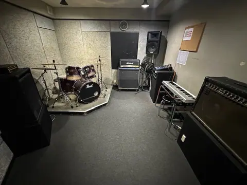 スタジオエヌズ (Studio N's)：ドラムとアンプのある練習室