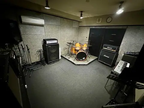 スタジオエヌズ (Studio N's)：ドラムとアンプのある練習室