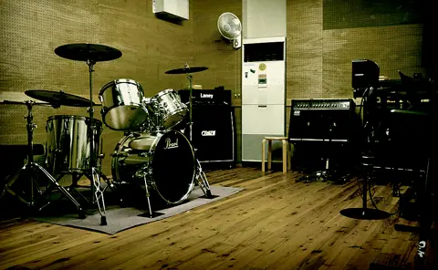 STUDIO O&K 裾野店：ドラムとアンプのある練習室