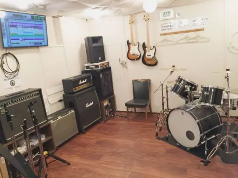 Studio Orque(ドラムとアンプのある練習室)