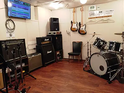 Studio Orque:ドラムとアンプのある練習室