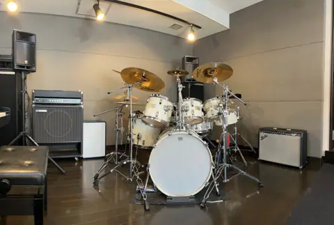 Studio Ours 24：ドラムとアンプのある練習室