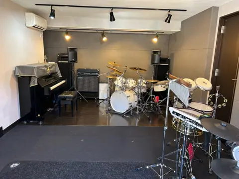 Studio Ours 24：ピアノ・ドラムのある練習室