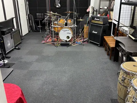 Studio Qubit(ドラムとアンプのある練習室)