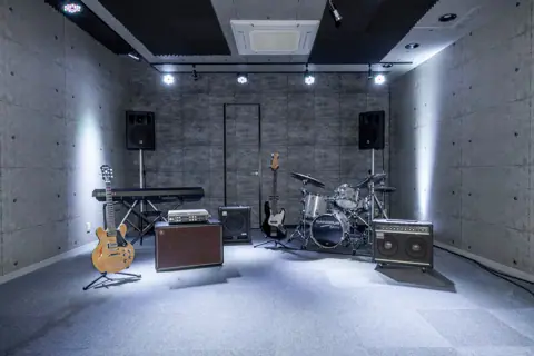 スタジオ・ラッド（Studio Rad）（ドラムとアンプのある音楽スタジオ）
