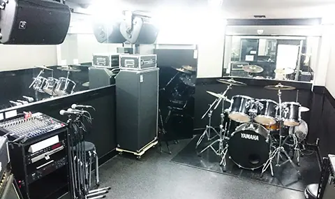 スタジオレッド綾瀬店（STUDIO RED）（ドラムとアンプのある練習室）