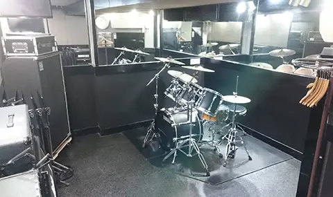 スタジオレッド綾瀬店（STUDIO RED）：ドラムのある練習室