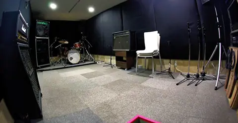 studio Ruh（スタジオルー）（ドラムとアンプのある練習室）