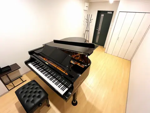スタジオセグエ：グランドピアノのある室内