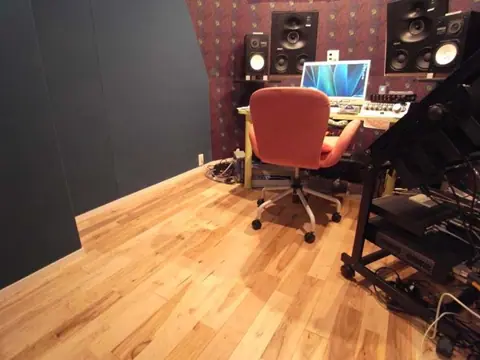 スタジオシャーマニカ (Studio Shamanika)：モニタースピーカーとデスクのあるコントロールルーム