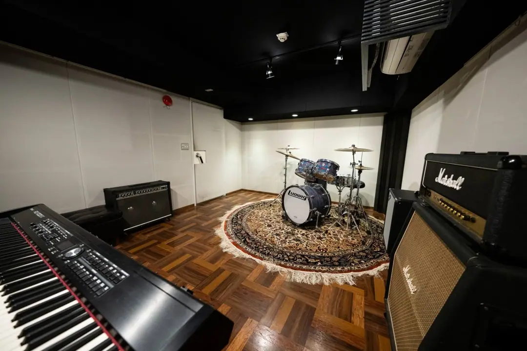 スタジオスムーヴ(Studio Smoove)(ドラム、マーシャルアンプ、キーボードのあるスタジオ)
