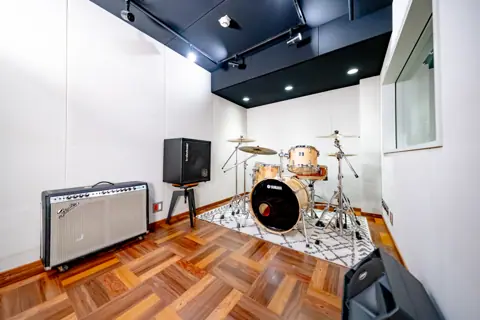 スタジオスムーヴ（Studio Smoove）：ドラムとアンプのあるスタジオ
