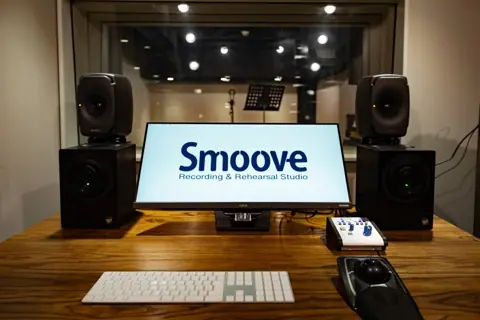 スタジオスムーヴ（Studio Smoove）：モニターとスピーカーのあるコントロールルーム