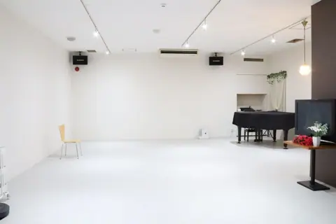 STUDIO SOLfA（スタジオソルファ）：白い広い室内とグランドピアノ