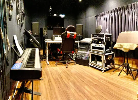 STUDIO SOLfA（スタジオソルファ）：キーボードと録音機材のある部屋