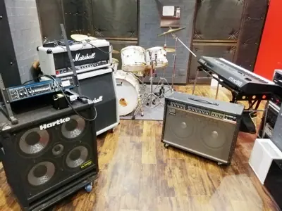 Studio SONICS(アンプとドラムのある練習室)