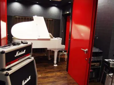 Studio SONICS:グランドピアノとアンプのある部屋