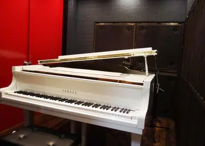 Studio SONICS:白いグランドピアノ