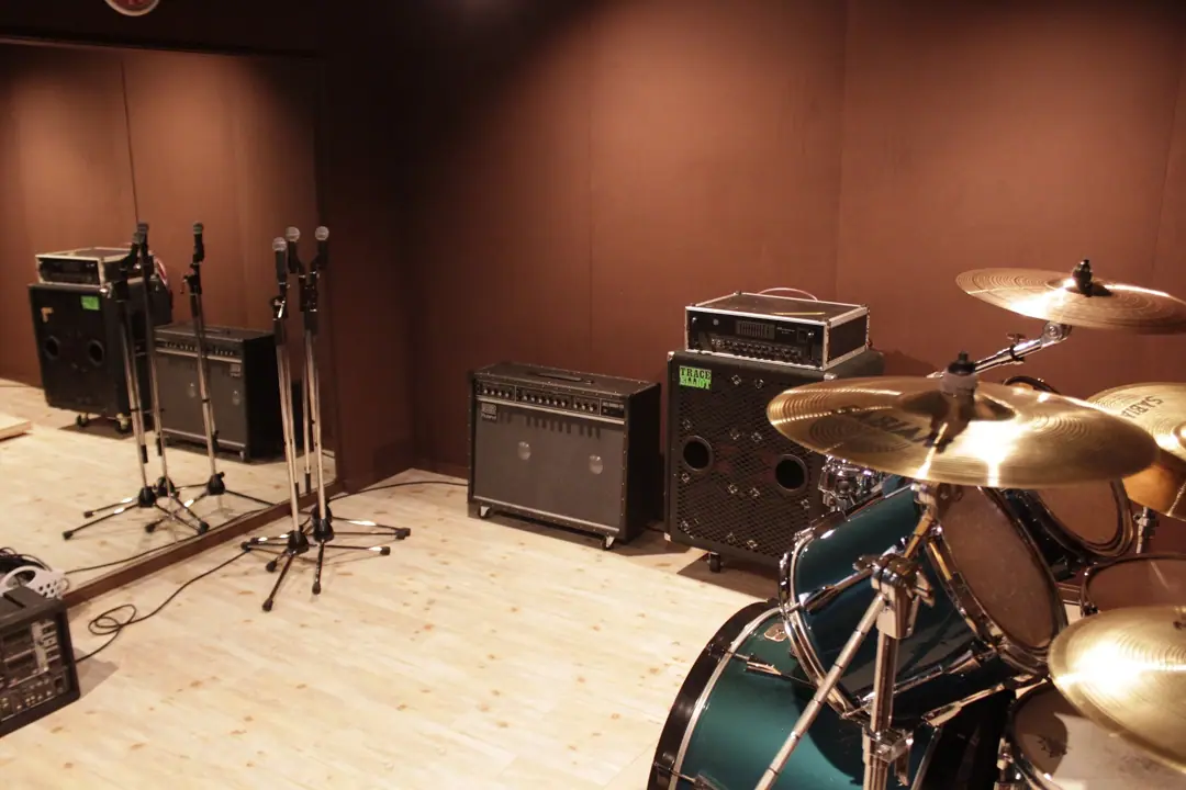studio tissue★box（ドラムとアンプのある室内）