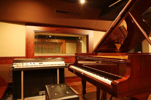 Studio TLive（スタジオトライブ）：グランドピアノとキーボード