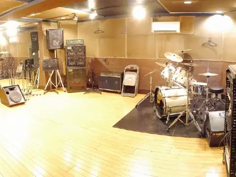 STUDIO UEN(ドラムとアンプのある練習室)