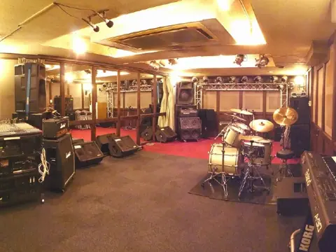 STUDIO UEN：ドラムとアンプのある練習室