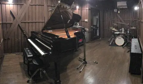 STUDIO UEN：グランドピアノとドラムのある練習室