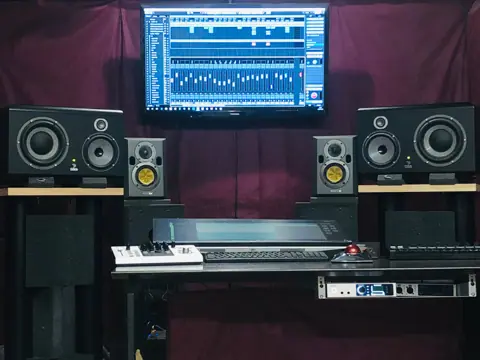 STUDIO UN(モニタースピーカーと録音機材)