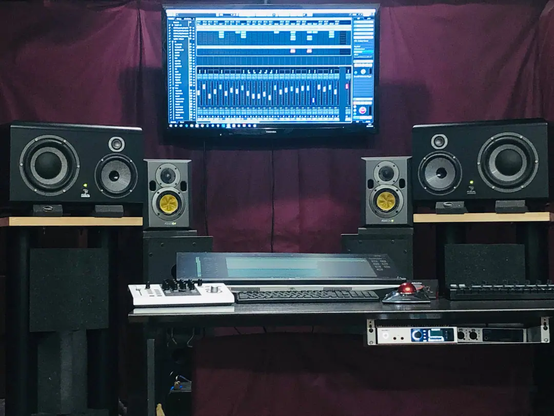 STUDIO UN(モニタースピーカーと録音機材)