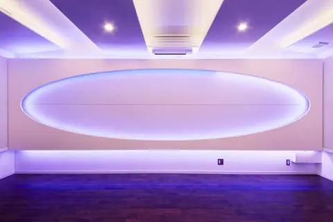 Studio わらっぱ：照明のある広い室内