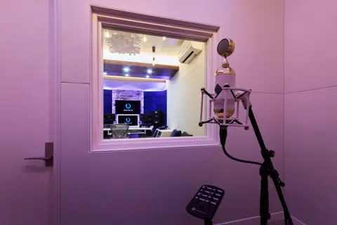 Studio わらっぱ：ブース窓とマイク