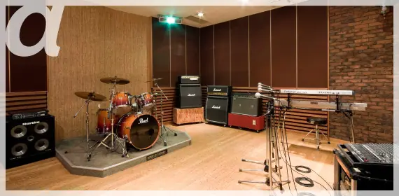 STUDIO WAVE（ステージ付きの練習室）