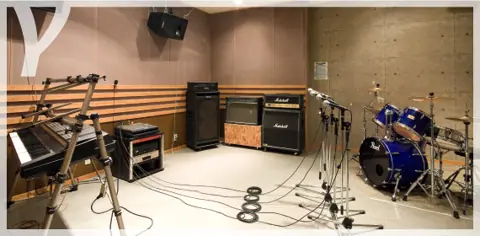 STUDIO WAVE：ドラムとアンプのある練習室