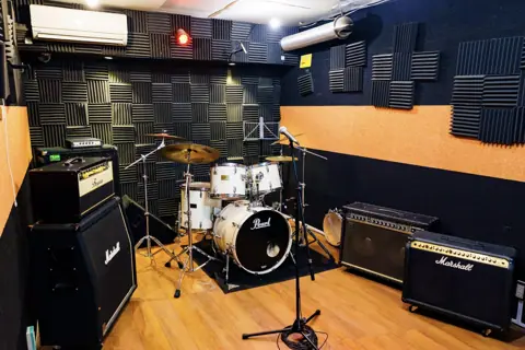 STUDIO WIN：ドラムとアンプのある練習室