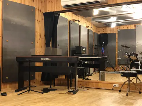 Studio WoodBox（スタジオウッドボックス）：キーボードと鏡