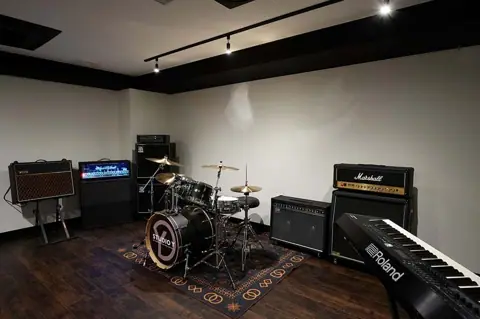 STUDIO Y：ドラムとアンプのある練習室