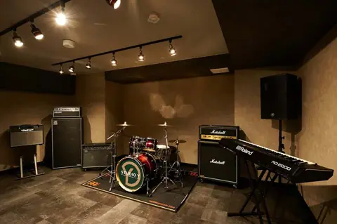 STUDIO Y：ドラムとアンプのある練習室