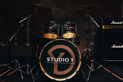 STUDIO Y：ドラムセットとMarshallのアンプ
