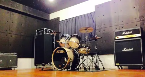 STUDIO YELLOW：ドラムとマーシャルアンプのある練習室