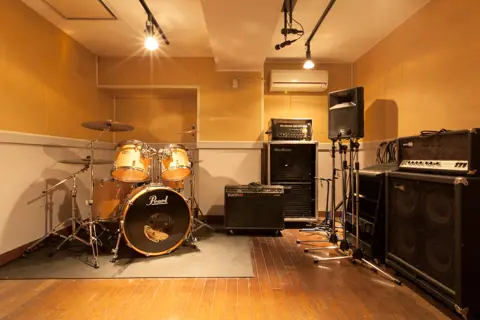 STUDIO ZOT（スタジオ ゾット）：ドラムとアンプのある練習室