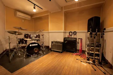STUDIO ZOT（スタジオ ゾット）：ドラムとアンプのある練習室