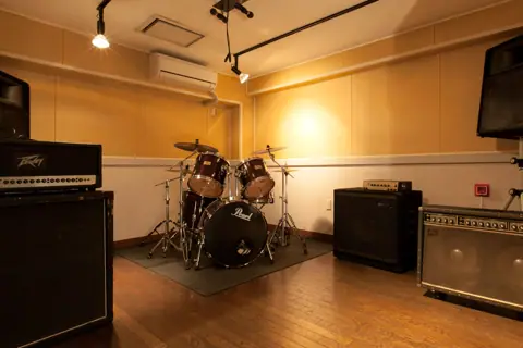 STUDIO ZOT（スタジオ ゾット）：ドラムとアンプのある練習室