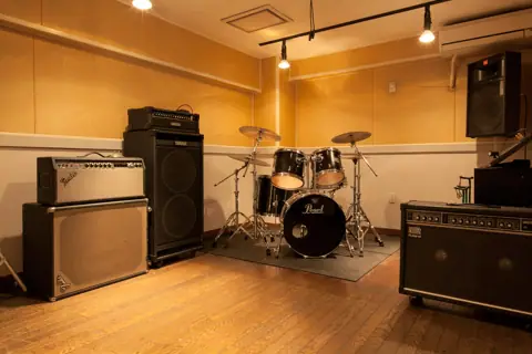 STUDIO ZOT（スタジオ ゾット）：ドラムとアンプのある練習室
