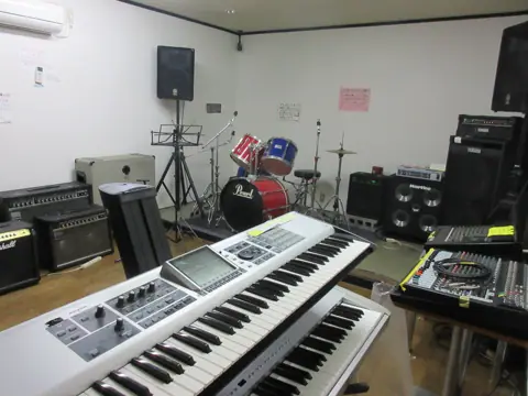 Studio175：キーボードとアンプのある室内