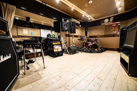 Studio246 KYOTO（ドラムとアンプのある練習室）