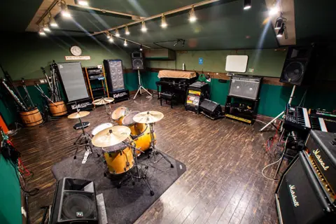 Studio246 KYOTO:ドラムとアンプのある練習室