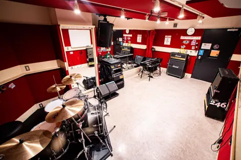 Studio246 KYOTO:赤い壁の練習室